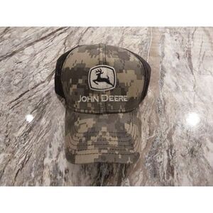 John Deere‎ Camoflauge Embroidered SnapBack, Mesh back Hat. NWOT